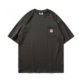 Стильная тёмно-серая от бренда Carhartt футболка с карманом и нашивкой