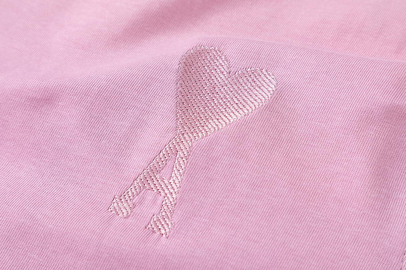 Розовая футболка с вышивкой на груди и логотипом на спине AMI