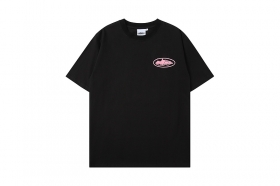 С розовым принтом бренда Corteiz и надписями в чёрном-цвете футболка