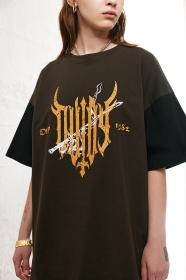 Чёрно-коричневая футболка от OVDY со стильным рисунком на спине