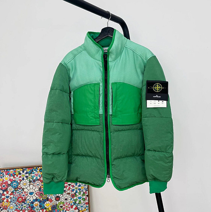 Зеленый пуховик Stone Island с карманами и брендовым патчем