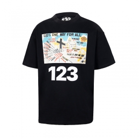 RRR 123 футболка выполнена в черном цвете с яркими принтами