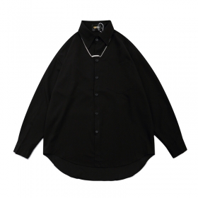 Рубашка от бренда YUXING черного цвета с фирменной цепочкой