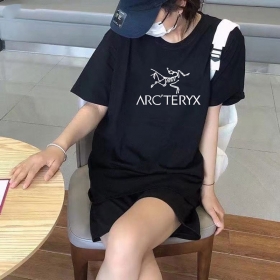 Удлинённая чёрная футболка Arcteryx выполнены из натурального хлопка