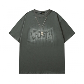Стильная оливковая футболка KIRIN STRANGE с подвеской и принтом