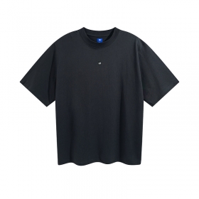 Стильная черная футболка бренда YEEZY Gap Balenciaga