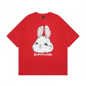 Красная футболка с принтом кролик на груди от бренда Punch Line