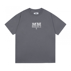 Стильная серая футболка Maison Margiela с лого на спине и груди