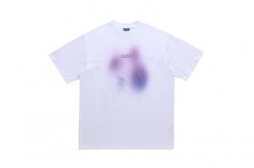 Белая футболка с фиолетовым авторским принтом спереди