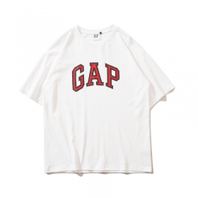 Белая футболка от бренда GAP с красным логотипом на груди