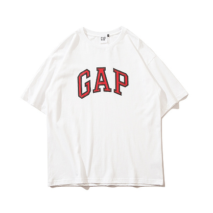 Белая футболка от бренда GAP с красным логотипом на груди