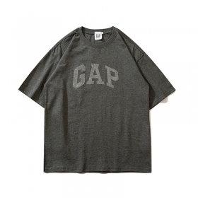 Серая футболка GAP с логотипом из блестящих страз на груди