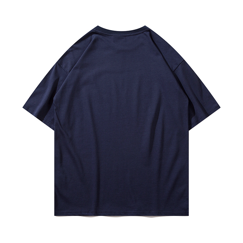Темно-синяя футболка бренда Carhartt с вышитым лого на груди