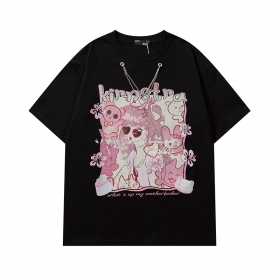 Черная футболка KIRIN STRANGE с розовым рисунком и цепью спереди