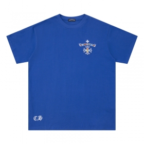 Синяя яркая футболка от Chrome Hearts со спущенной линией плеча