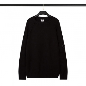 Чёрный классический свитер C.P с карманом на рукаве