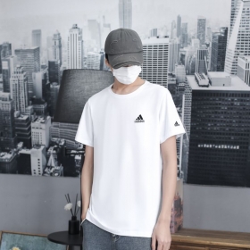 Стильная футболка в белом цвете Adidas с округлым вырезом горловины