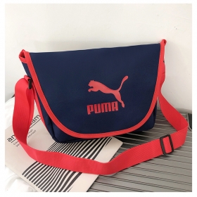 Сумка бренда Puma синего цвета с контрастным красным ремнём