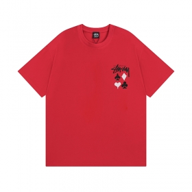 Яркая красная футболка бренда Stussy с черно-белой печатью