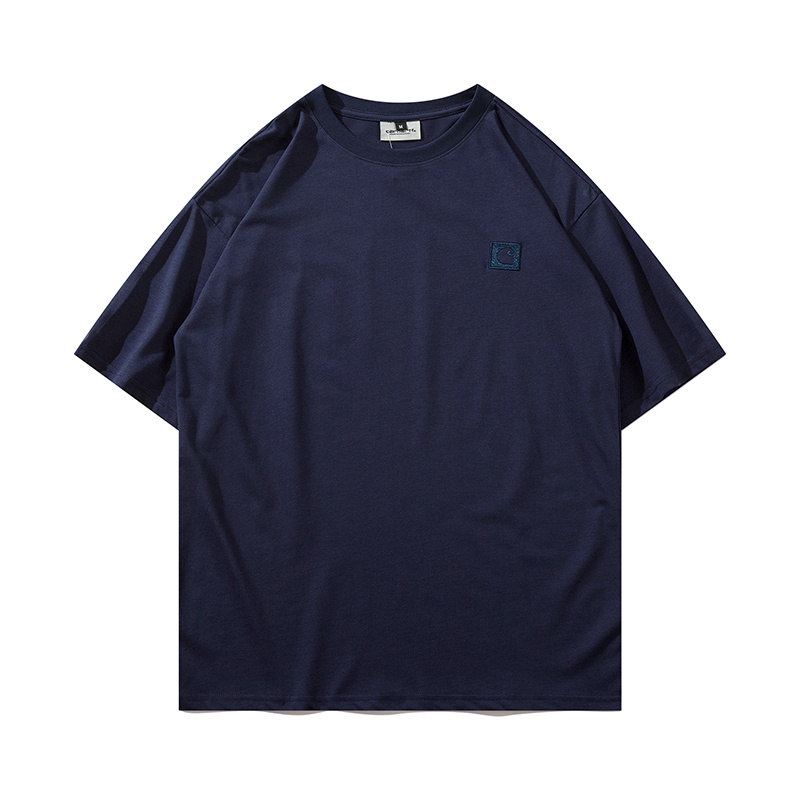 Темно-синяя футболка бренда Carhartt с вышитым лого на груди