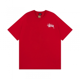 Красная футболка от бренда Stussy с фирменным принтом
