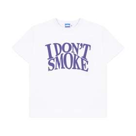 Белая с фиолетовыми надписями от бренда Donsmoke футболка из хлопка