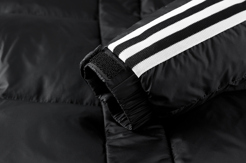 100% нейлоновый чёрный Adidas пуховик с белыми полосками на рукавах