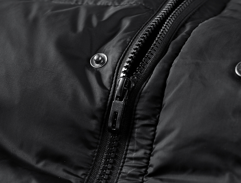Объёмный Adidas чёрный пуховик выполнен из 100% нейлона