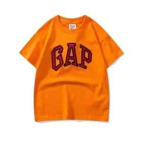 Оранжевая футболка GAP с чёрно-красным логотипом на груди