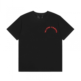 Прямого кроя футболка выполнена в черном цвете VLONE
