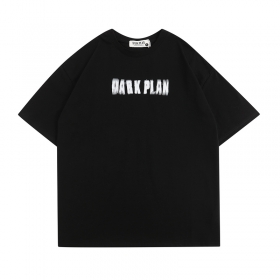 Чёрная с логотипом бренда на груди футболка Dark Plan
