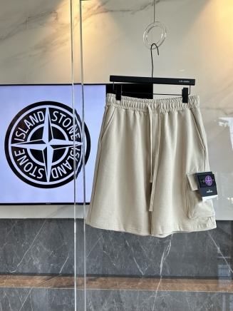 Молочного цвета однотонные шорты от бренда Stone Island