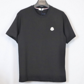 Чёрная хлопковая футболка с нашивкой бренда на груди Moncler