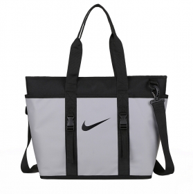 Удобная сумка Nike черно-серого цвета с логотипом бренда