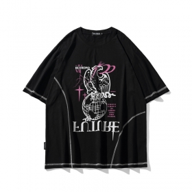 Чёрная футболка TCL с бело-розовым принтом и декоративными швами