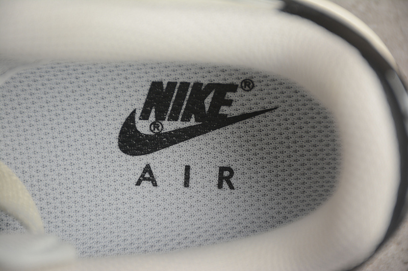 Кроссовки Nike Air Force 1 в белом цвете кожаные с логотипом