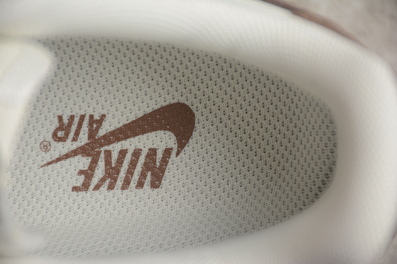 С коричневым логотипом Nike Air Force 1 белые кроссовки