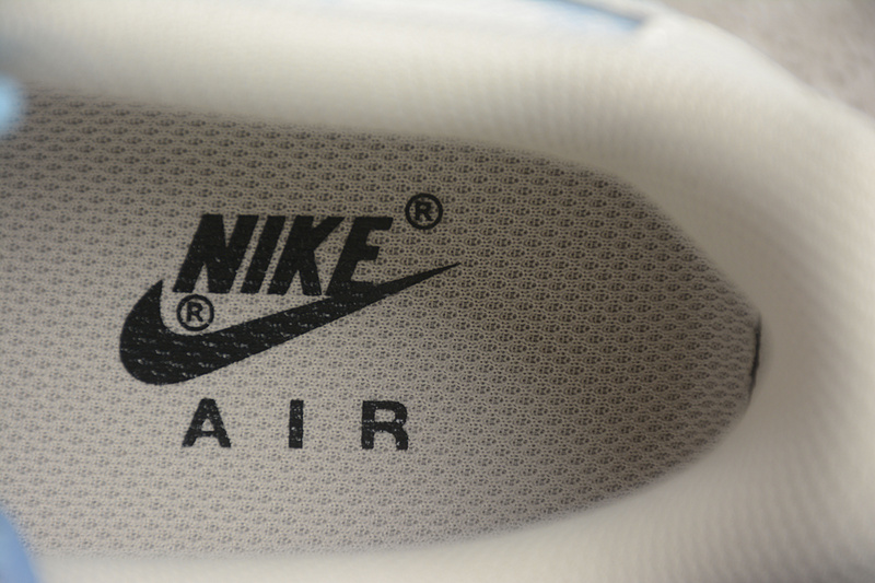 Из комбинированных материалов Nike Air Force 1 бело-голубые кроссовки
