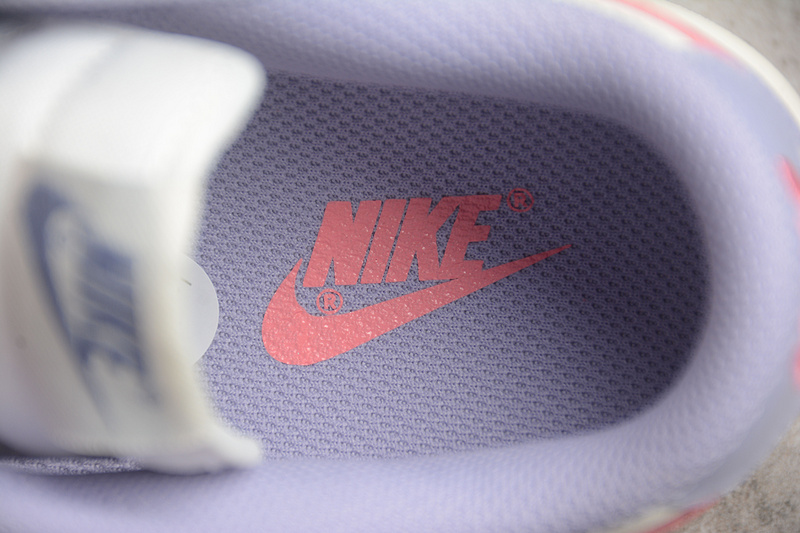 В тонах пастели Nike SB Dunk Low кроссовки лавандовые с розовым лого