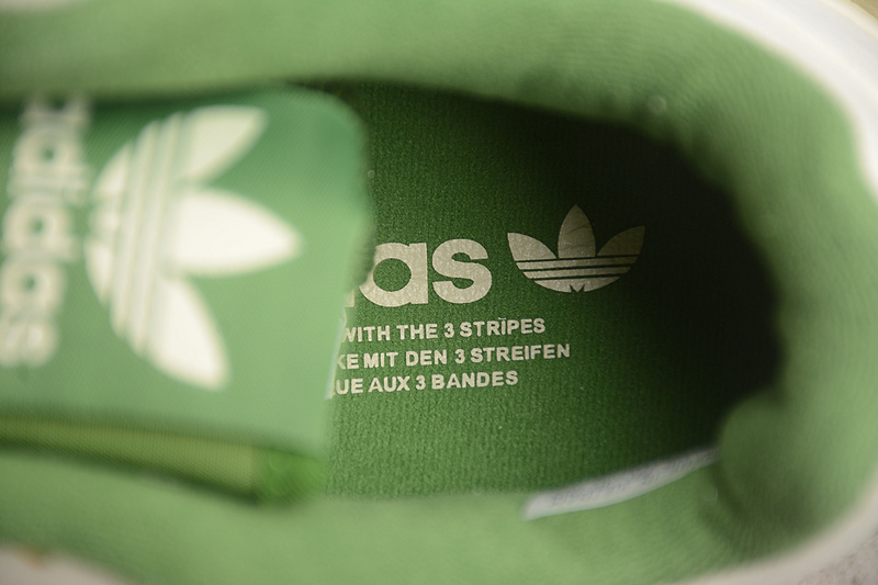 Модель Forum 84 Low бренда Adidas молочные с зеленым ретро кроссовки