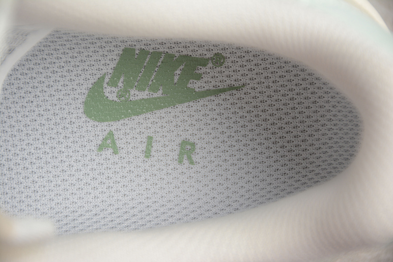 Белого цвета с светло-голубыми вставками Nike Air Force 1 кроссовки