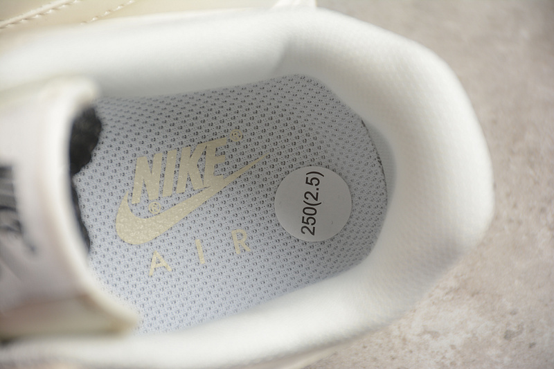 Nike Air Force 1 кроссовки белые с черным лого и шнурками