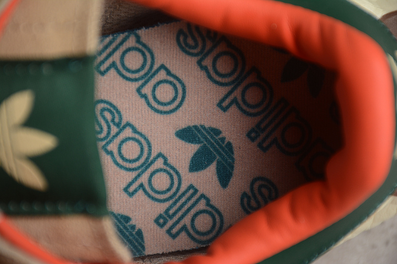 В бежевом цвете кроссовки Adidas Retropy E5 W.R.P с зелеными деталями