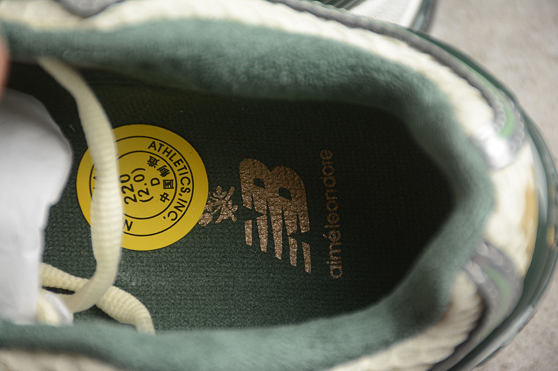 Сетчатые кроссовки зеленого цвета New Balance M1906