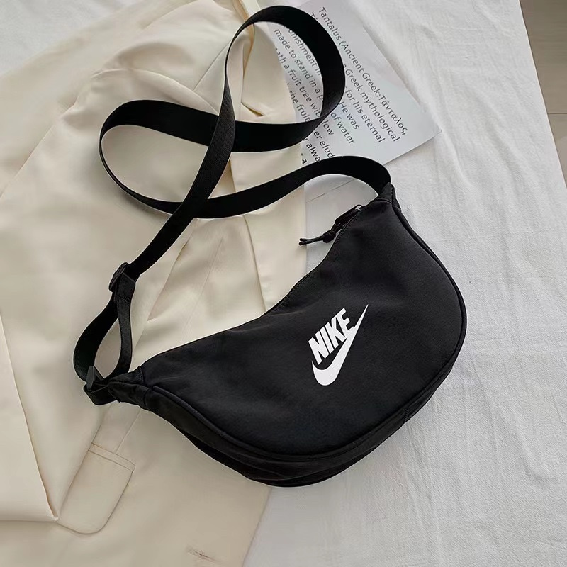 Сумка-багет чёрная с логотипом Nike на длинном ремешке