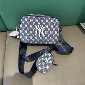 Светло синяя с нашивкой и принтом NEW YORK брендовая сумка MLB