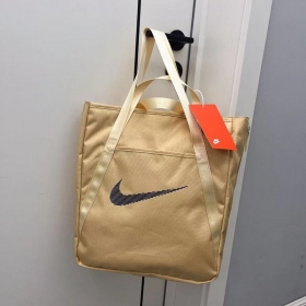 Сумка фирменной символикой Nike выполненная в золотом цвете