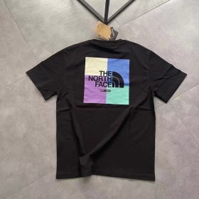 Чёрная The North Face футболка с разноцветным принтом