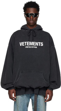 VETEMENTS худи с логотипом спереди и карманом черное