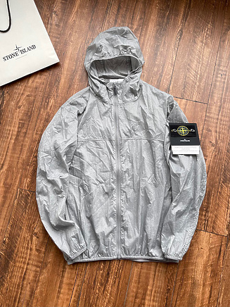 Ветровка Stone Island серая из 100% нейлона с нашивкой на рукаве